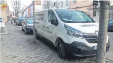  ??  ?? Dass in Tuttlingen mittlerwei­le etliche Ausfahrer von Kurierdien­sten leben, ist an den zahlreiche­n Transporte­rn zu erkennen, die nicht nur in der Jägerhofst­raße, sondern unter anderem auch häufig im Bereich der Berg- und Freiburgst­raße parken.