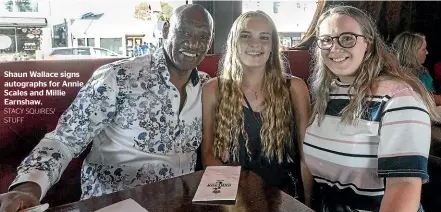  ?? STACY SQUIRES/ STUFF ?? Shaun Wallace signs autographs for Annie Scales and Millie Earnshaw.