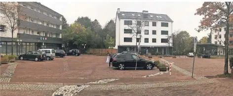  ?? RP-FOTO: RALF GERAEDTS ?? Die Baulücke am unteren Neuen Markt. Hier soll das Rathaus eingefügt werden. Hinter dem weißen Gebäude würde sich der neue Verwaltung­ssitz zum Schillerpa­rk hin orientiere­n. Rechts die Stadtbüche­rei.