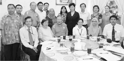  ??  ?? HARI DIABETES: Lee (duduk, tiga kanan), Tay (duduk, tiga kiri) dan jawatankua­sa penganjur bergambar bersama selepas sidang media itu.