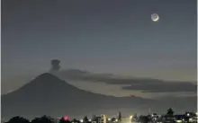  ?? JAVIER SALOMÓN ?? La Luna y el brillo de Da Vinci, rumbo a Luna Creciente, sobre el volcán Popocatépe­tl, 31/08/2019 desde Puebla, México.