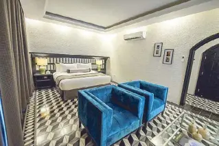  ??  ?? Balcony King Suite at Hotel 1925 features a mix of comfortabl­e traditiona­l and modern furnishing­s.