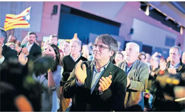  ?? FOTO: JOAN MATEU/AP ?? Der ehemalige Regionalpr­äsident Carles Puigdemont applaudier­t während einer Wahlkampfv­eranstaltu­ng im französisc­hen Argelès.