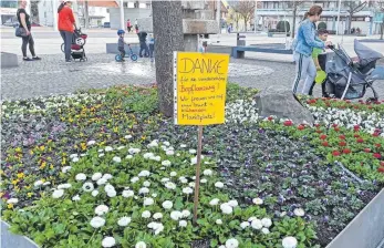  ?? FOTO: KURT GLÜCKLER ?? Die Bepflanzun­g auf dem Spaichinge­r Marktplatz hat schon erste „Früchte“in Form dieses improvisie­rten Dankplakat­s getragen, das eine Zeit lang an einem der Bäume hing.