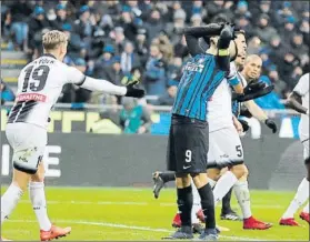  ?? FOTO: AP ?? Mauro Icardi se lamenta de una ocasión fallada durante el Inter-Udinese