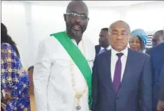  ??  ?? Weah avec Ahmed, président de la CAF