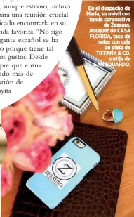  ??  ?? En el despacho de María, su móvil con funda corporativ­a de Zesauro, bouquet de CASA FLORIDA, taco de notas con caja de plata de TIFFANY & CO. sortija de SAN EDUARDO.