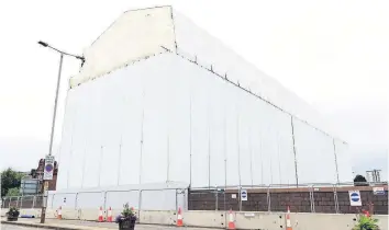  ?? ?? Final notice Scaffoldin­g and tarpaulin around the iconic Station Hotel, Ayr