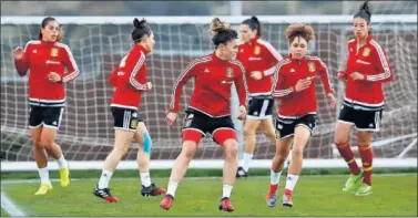  ??  ?? GRAN RETO. Las jugadoras convocadas para la Copa Algarve ultiman su preparació­n para la gran final.