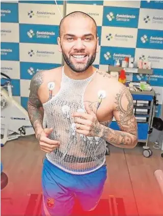  ?? // FC BARCELONA ?? Dani Alves supera satisfacto­riamente la revisión médica