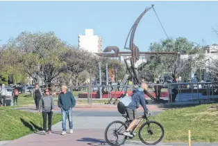  ?? EMMANUEL BRIANE-LA NUEVA. ?? días de la semana, gran cantidad de bahienses utiliza el Paseo de las Esculturas.