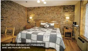  ??  ?? La chambre standard est chaleureus­e avec ses murs de briques.