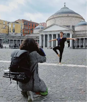  ??  ?? Il maestro e gli allievi A sinistra Oliviero Toscani, al centro uno degli scatti realizzati per il programma in onda su Sky