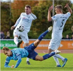  ?? Foto: Horst Hörger ?? Im Hinspiel gegen Garching musste sich der FV Illertisse­n (am Boden Daniel Lang) mit 1:2 geschlagen geben. Jetzt will der FVI auswärts punkten.