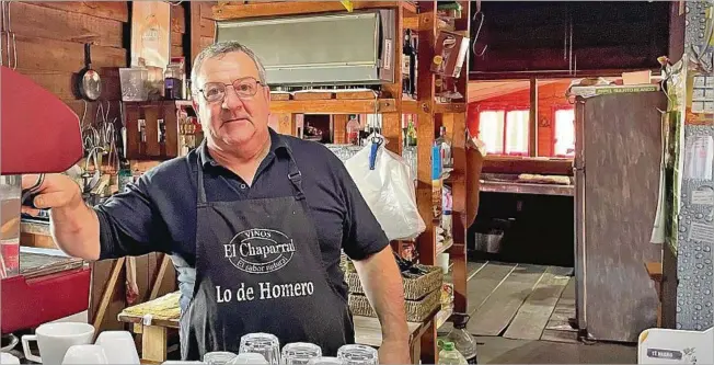  ?? ?? Homero Gutiérrez empezó a trabajar a los 9 años y a los 12 se fue de su casa. Tiene seis hijos, cuatro nietos, una compañera de hierro y la cocina más conocida del eje de la ruta 8. “La Cocina de Homer” comenzó a funcionar el 1° de mayo de 2013 y es parada obligatori­a de quien recorra la ruta 8.