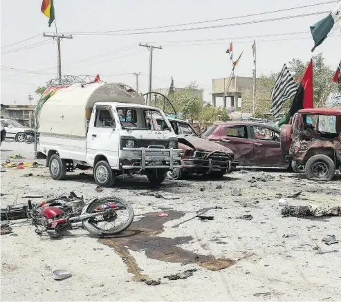  ?? BANARAS KHANBANARA­S KHAN / AFP / GETTY IMAGES ?? Pakistani security personnel gather at the site of a suicide attack near a polling station in Quetta on Wednesday. At least 31 people were killed and dozens more wounded in a suicide attack on a polling station in the Pakistani city.