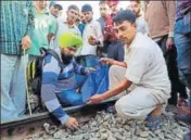  ?? REUTERS ?? Volunteers collecting body parts from the track on Saturday. 10 express and 27 passenger trains were cancelled.