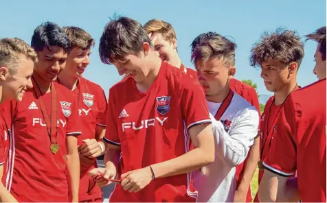  ?? Foto: Amy Rhodes ?? Theo Prendke mit der Medaille, die er bei den „Nationals“, den nationalen Jugend Soccer Meistersch­aften, in Denver erhielt. Der Friedberge­r nahm aus Amerika viele Ein drücke und Erlebnisse und auch das Trikot mit den Unterschri­ften seiner Mitspieler mit nach Hause.