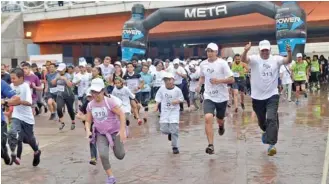  ??  ?? simbólico acto, en el que cientos de corredores lanzaron globos al cielo, se brindó un mensaje de solidarida­d para promover la prevención del suicidio.