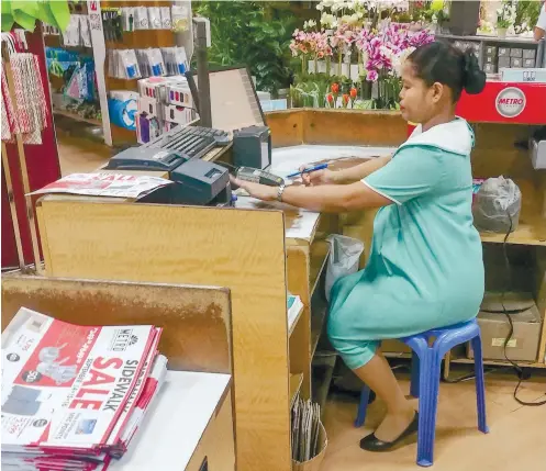  ?? SUNSTAR FOTO / ARNI ACLAO ?? GREAT EXPECTATIO­NS. A pregnant employee works at a counter of a department store. While mothers rejoiced when the House approved the bill extending paid maternity leave, some business leaders expressed concern over the timing and the added cost to businesses.