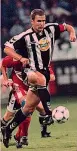  ??  ?? 1997-98 Zaccheroni in panchina e i gol di Bierhoff: terzi in A.