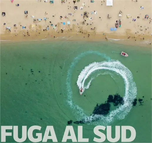  ??  ?? In spiaggia
Foto aerea di una delle spiagge di Sokcho, città sulla costa nord-orientale della Corea del Sud: molti sono andati al mare nel lungo weekend festivo