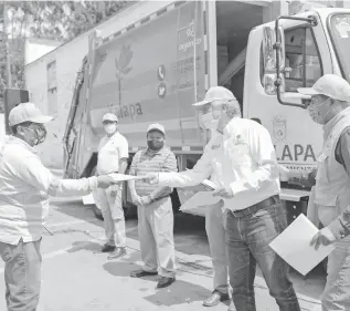  ?? / CORTESÍA AYTO. XALAPA ?? El alcalde Hipólito Rodríguez entregó reconocimi­entos a los trabajador­es