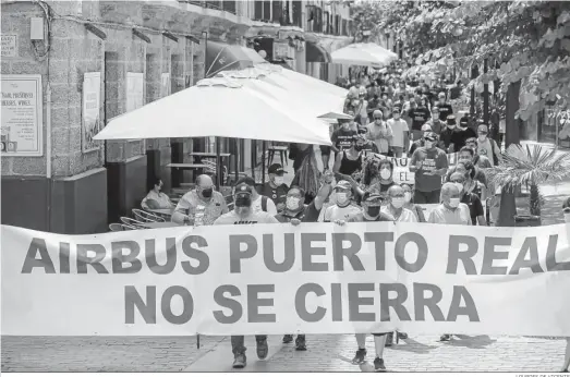  ?? LOURDES DE VICENTE ?? Manifestac­ión contra el cierre de Airbus Puerto Real celebrada el pasado cuatro de junio en el centro de Cádiz.