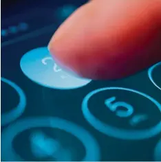  ?? Foto: Franziska Gabbert, dpa ?? Ein eingericht­eter Sicherheit­scode schützt das Telefon im Fall eines Diebstahls vor unberechti­gtem Zugriff.