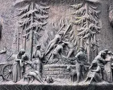  ?? RP-ARCHIVFOTO: BAUER ?? Das Relief zeigt ein Hexenverbr­ennungsmot­iv auf einem Brunnen am Gerricuspl­atz in Düsseldorf.