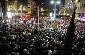  ?? Bild: AMIR COHEN/TT ?? DEMONSTART­ION. 20000 människor i Tel Aviv gick ut på gatorna i protest mot premiärmin­ister Benjamin Netanyahu, som misstänks för korruption.