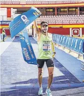  ?? ?? JOSÉ MIGUEL MARTÍN arrancó la cinta de vencedor de la carrera roquetera.