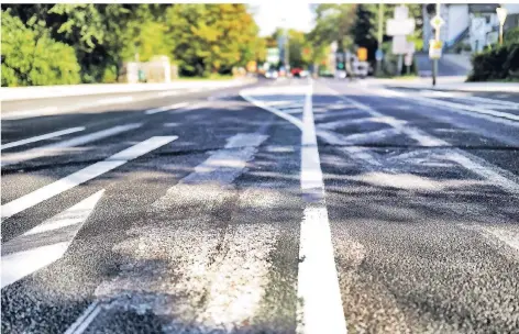  ?? RP-FOTO: STEPHAN KÖHLEN ?? Verwirrend: Wie ein Schnittmus­ter nehmen sich falsche und richtige Markierung­en an der Talstraße aus.