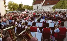  ?? Foto: Sabine Eltschkner ?? Zwei Orchester, zahlreiche Zuhörer und die Biberbache­r Wallfahrts­kirche im Hinter grund.