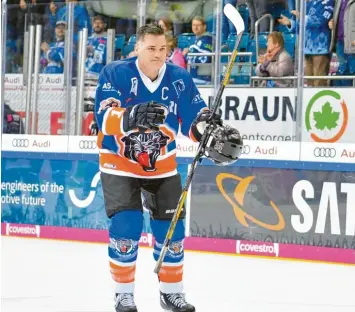  ?? Foto: Johannes Traub ?? Steuerte ein Tor bei und wurde von den Fans gefeiert: Tyler Bouck, der „Kapitän für die Ewigkeit“gewann mit den Legenden des ERC Ingolstadt mit 12:5 gegen das Sternstund­en-Team.