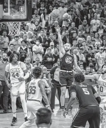  ?? Photos by Carlos Avila Gonzalez/San Francisco Chronicle ?? Stephen Curry shoots late in the fourth quarter Friday. Curry erupted for a game-high 43 points and grabbed 10 rebounds as the Warriors return home with the series tied at 2.