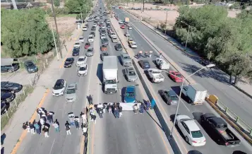  ?? ?? Consecuenc­ias. El bloqueo desquició el tráfico en la zona norte de la ciudad, buena parte del día.