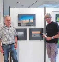  ?? FOTO: LISA SCHRÖDER ?? Vorstand Hans-Peter Conrad (links) und Mitglied Georg Hesse präsentier­en einen Teil der Ausstellun­g: Hier sind Fotos aus Friedrichs­hafen zu sehen. Ronny von Welt, Piano - Kunst - Stahl - Feuer, Performanc­e im Rahmen des FAB Festivals, Kulturhaus...