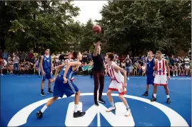  ?? (DR) ?? Saša Obradovic a donné le coup d’envoi sur le playground à son nom.