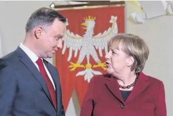  ?? FOTO: IMAGO ?? Kanzlerin Angela Merkel sucht einen engen Draht zu Warschau (links Polens Präsident Andrzej Duda).