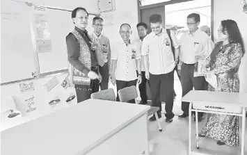  ??  ?? LIKUN: Baru datai meda kelas baru sekula nya.