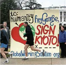  ?? Ron Edmonds - 14.fev.2005/AP ?? Ambientali­stas protestam a favor do Protocolo de Kyoto