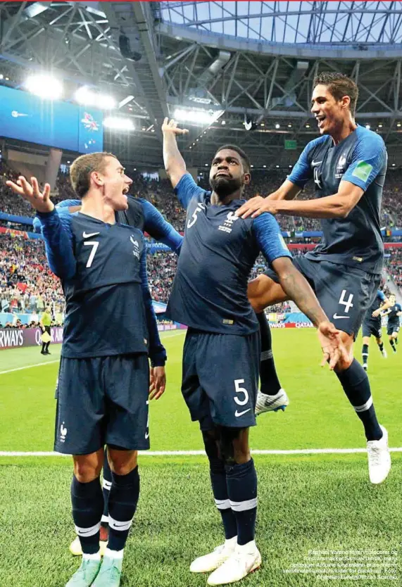  ??  ?? Raphael Varane fejrer målscorer og forsvarsma­kker Samuel Umtiti, mens oplaegger Antoine Griezmann praesenter­er semifinale­ns matchvinde­r for publikum. Foto: Christian Liewig/Ritzau Scanpix