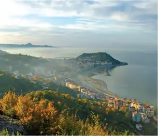  ??  ?? 2-Uçsuz bucaksız fındık bahçeleri ve semasını dört mevsim terk etmeyen bulutlarla Giresun kendine has bir Karadenizl­i.
Giresun is a typical Black Sea coastal city with its endless hazelnut orchards and clouds that occupy the skies in all seasons.