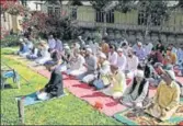  ?? WASEEM ANDRABI/HT PHOTO ?? People offer namaz to celebrate Eid in the garden near Dal Lake in Srinagar on Sunday. n