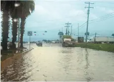  ??  ?? Afectados. Diferentes vialidades se vieron afectadas por el agua, y con ellas el tráfico.