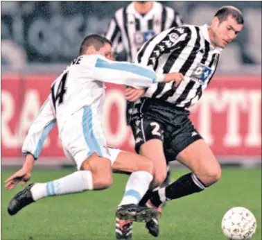  ??  ?? ALTA TENSIÓN. Simeone pelea un balón con Zidane en el Juventus- Lazio que decidió el Scudetto 1999- 00.