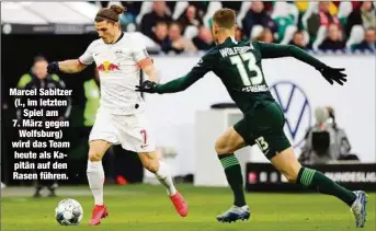  ??  ?? Marcel Sabitzer (l., im letzten
Spiel am 7. März gegen
Wolfsburg) wird das Team heute als Kapitän auf den Rasen führen.