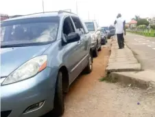  ??  ?? A queue of vehicles carrying patients with potential need for coronaviru­s tests at UCH Emergency Department driveway.