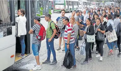  ??  ?? Impacto. Según informó el Gobierno, la medida involucra a 15 millones de usuarios del transporte.